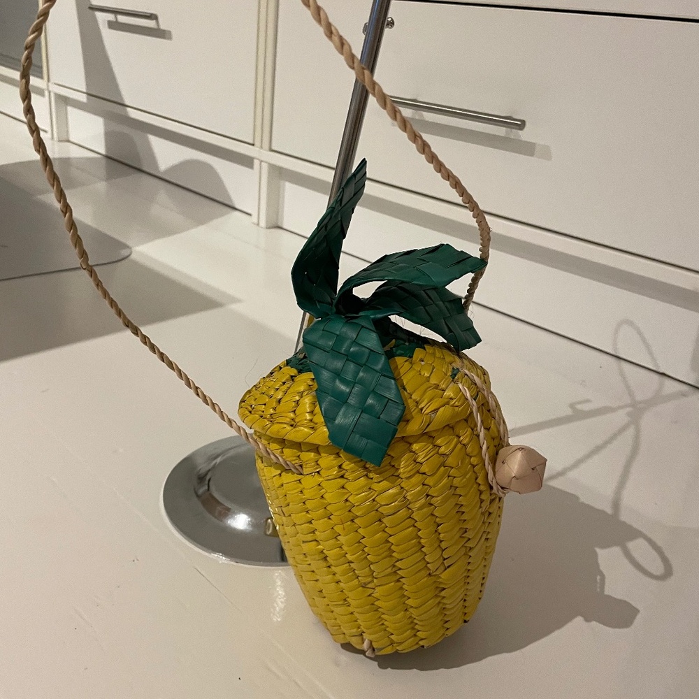 Straw pineapple bag